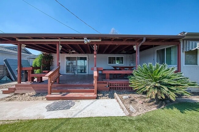 Photo - 327 N 2nd St