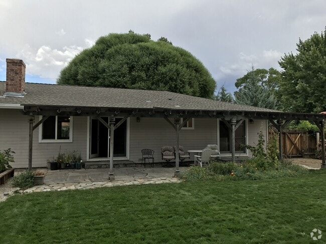 Building Photo - 3/2.5/2 Charming home in Minden!