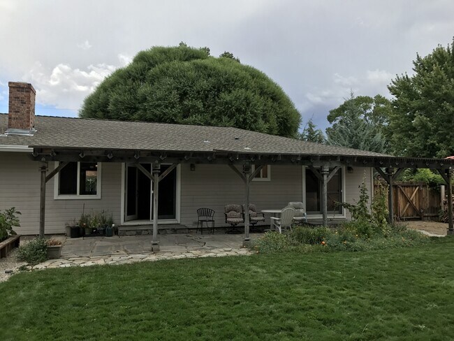 3/2.5/2 Charming home in Minden! - 3/2.5/2 Charming home in Minden!