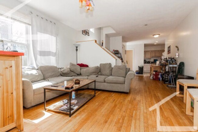 EXTREMELY NICE 6 BED 3BATH IN ALLSTON - EXTREMELY NICE 6 BED 3BATH IN ALLSTON Casa Adosada