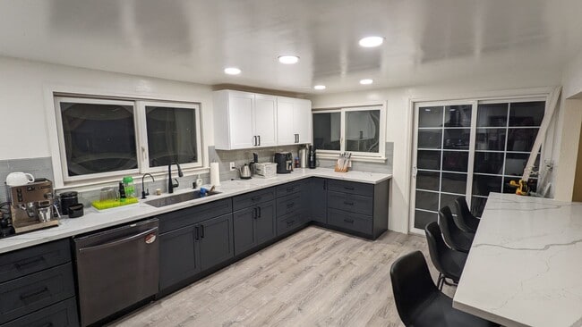 Photo - Mountain Living / Easy Commute Location