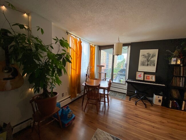 Photo - 715 15 Av SW Unit The Pillars