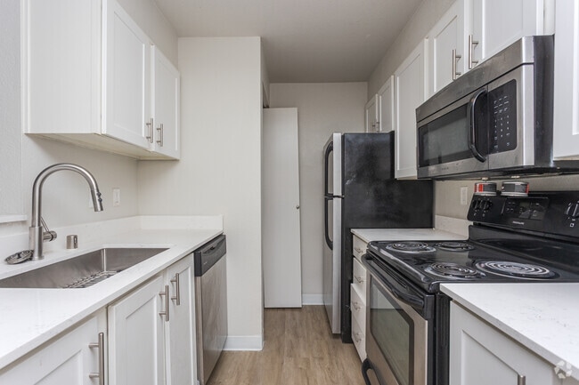 1BR, 1BA - 637SF