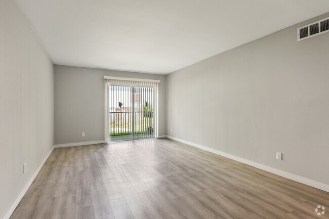 1BR, 1BA - 658SF - Living Room