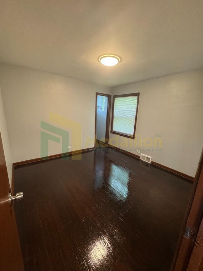 Photo - Brick Bungalow 4 bed 2 bath + Bonus area i...