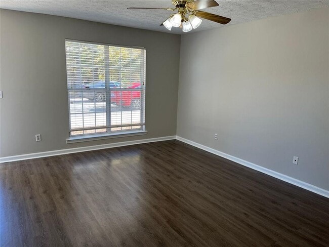 Photo - 326 Leafmore Rd SW