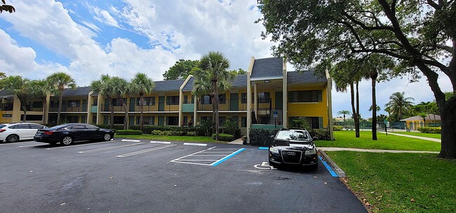 Building Photo - 1617 Meadows Cir