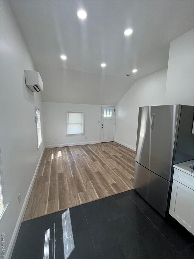 Photo - 210 E Lakewood St