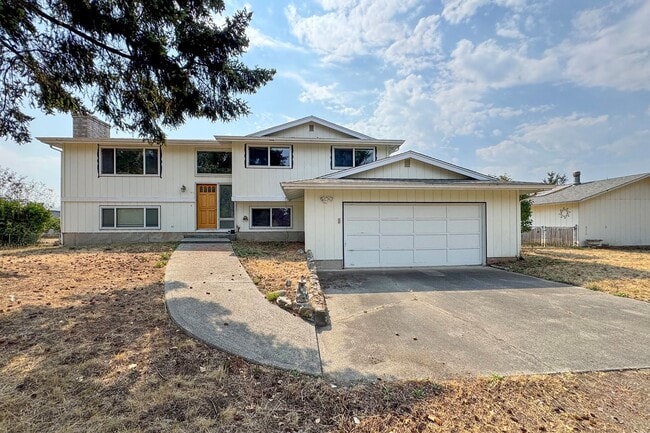 Building Photo - Large Home on Large Lot in Sequim