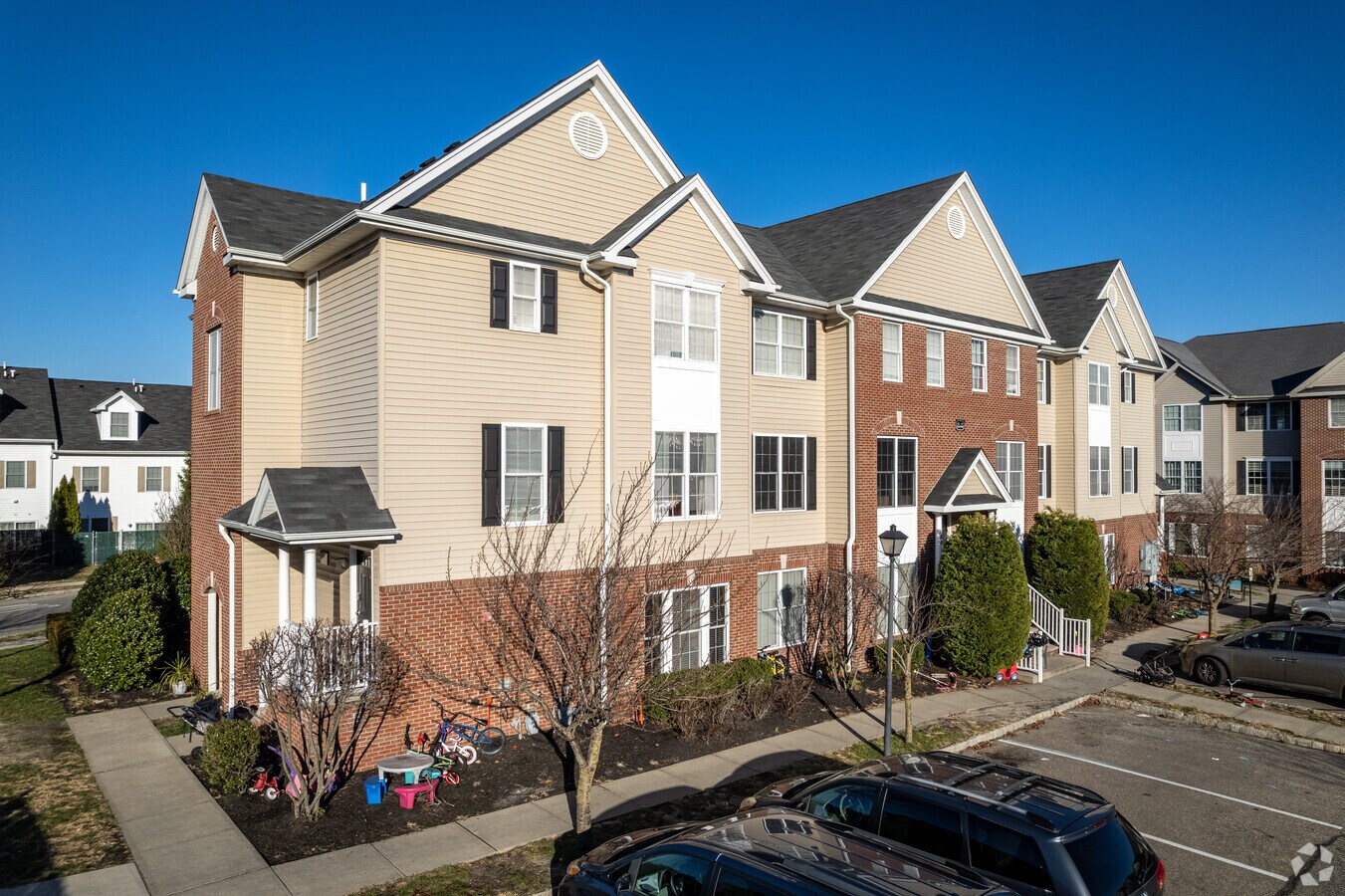 Lakewood Commons - Lakewood Commons Apartments