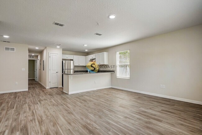 Photo - First Full Month Free! Unidad 11455201