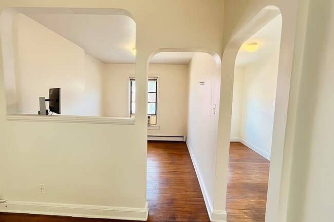 Building Photo - 209 3rd St Unit 3