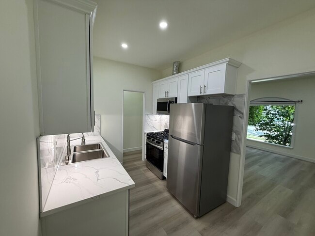 Photo - 208 N La Peer Dr Unit 1