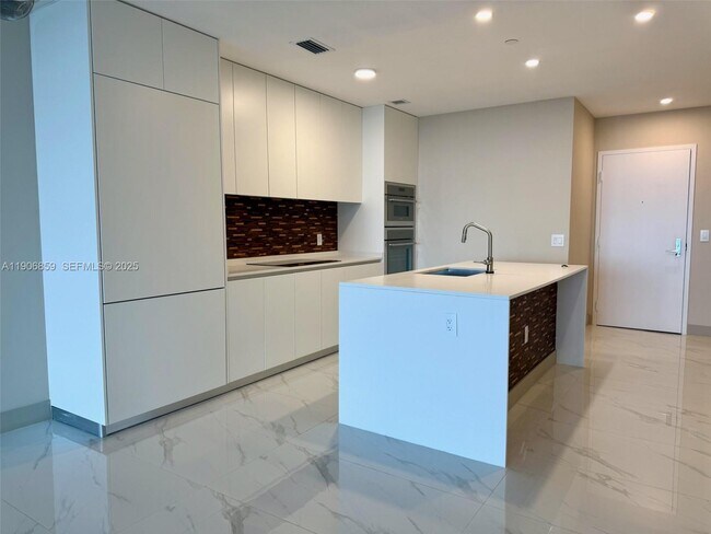 Building Photo - 700 NE 24th St Unit 406