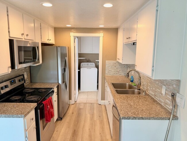 Building Photo - Stylish 2BR Condo in Desirable Community with Pool & Spa