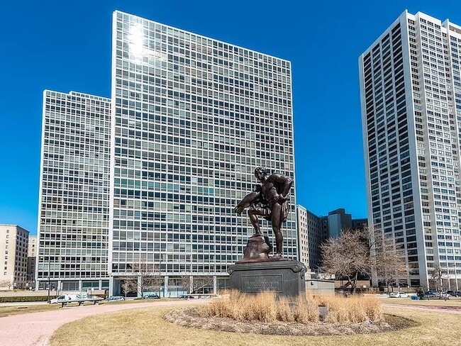 Building Photo - 330 W Diversey Pkwy Unit 404
