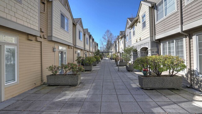Photo - Updated Kirkland Townhome in Lochshire Condominiums with Premium Amenities- Available NOW