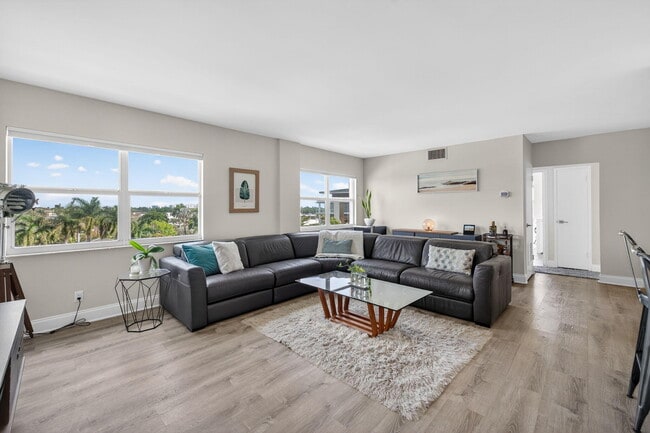 Building Photo - 2555 NE 11th St Unit 609