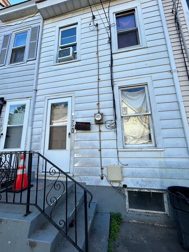 Building Photo - 2 bed 1 bath Rental