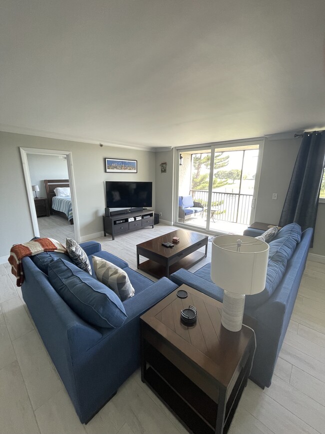 Living Room - 3300 W Rolling Hills Cir Unidad 307