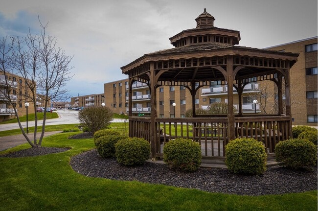 Randall Park Apartments