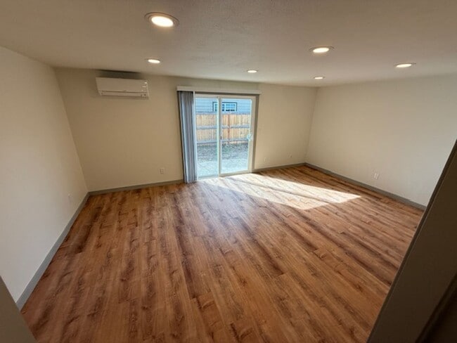 Building Photo - Fresh 3 bed/1.5 bath duplex