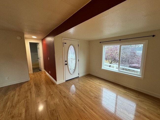 Building Photo - 2 Bedroom 2 Bath