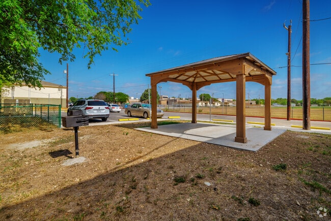 Glorieta - Swaying Oaks