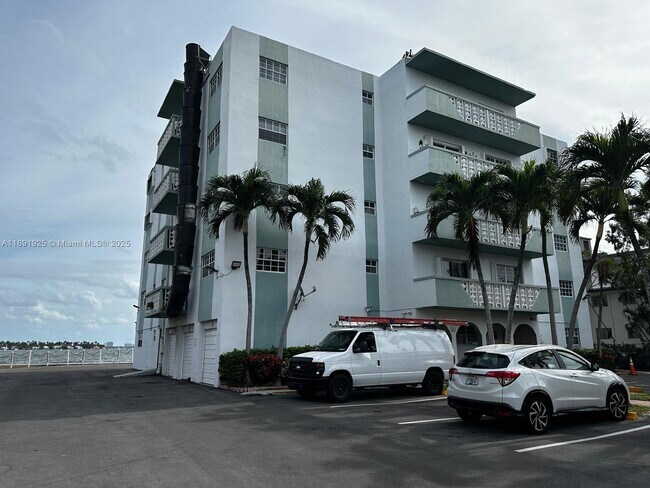 Photo - 7825 NE Bayshore Ct Unidad 205