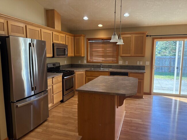 Kitchen - 311 SW Juniper Ave