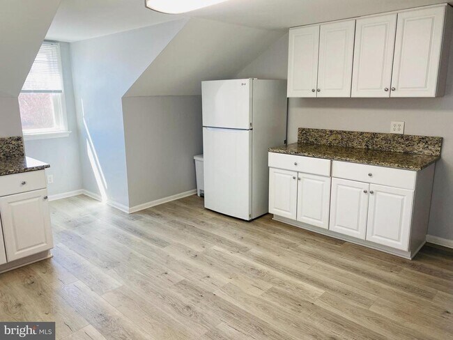 Photo - 240 W 7th Ave