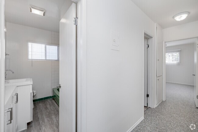 2BR, 2BA - 1,050SF - Hallway - 220 S Doheny Dr