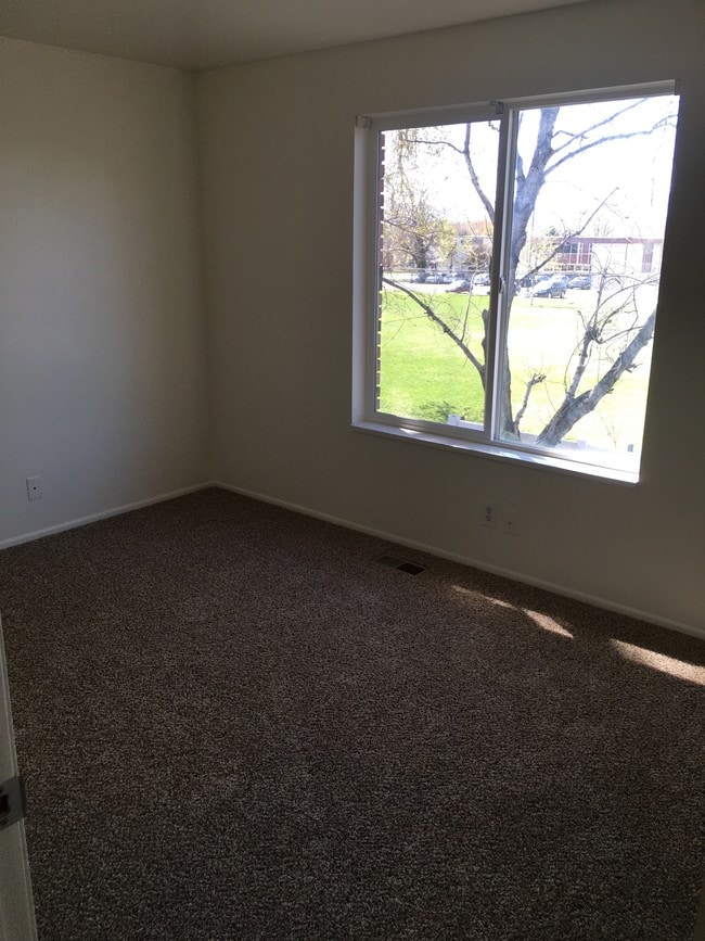 Photo - Twin Pines Apartments