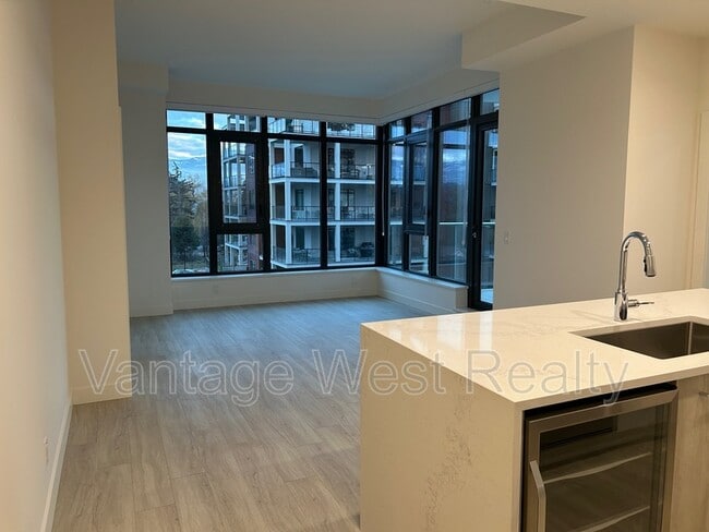 Photo - 406-3699 Capozzi Rd