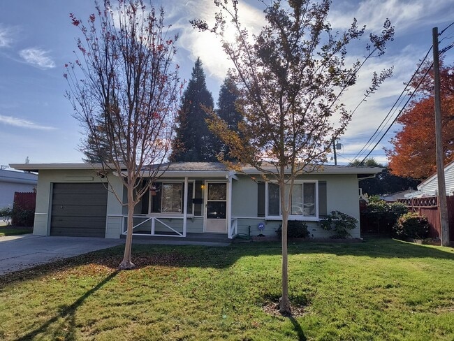 Building Photo - Fabulous home with huge park like yard!