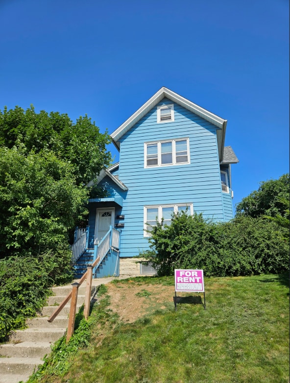 Building Photo - 1668 N Van Buren St Unit Upper