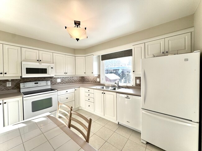 Building Photo - 2294 Wyandotte Dr