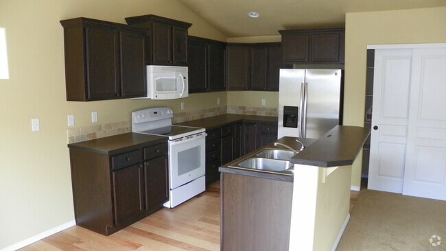 Building Photo - NE 3 Bdrm Home, All Appliances, Gas Heat, ...