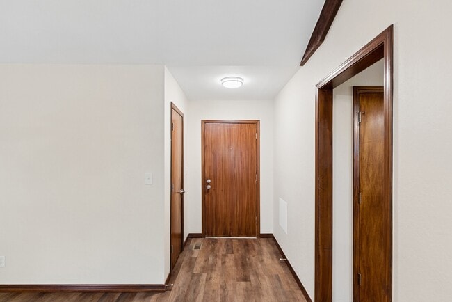 Photo - 187 W L St