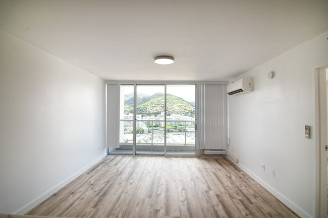 Photo - 1450 Young St