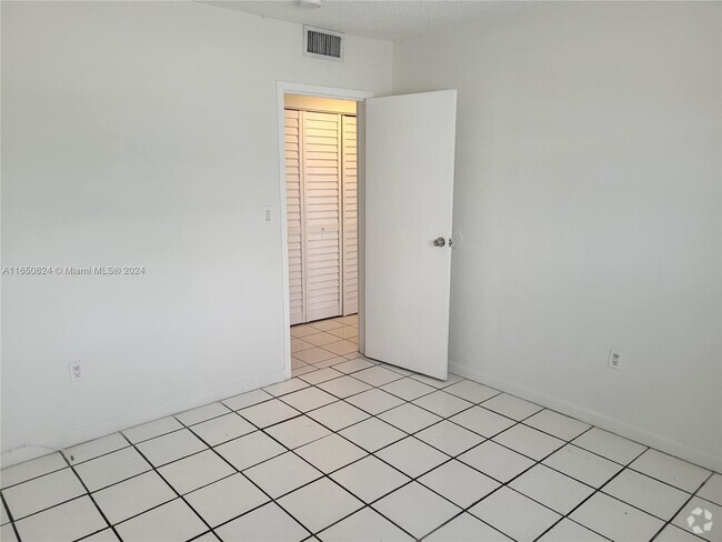 Building Photo - 5100 SW 41st St Unit 114 Rental