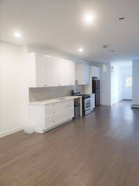 Building Photo - 1337 Saint Marks Ave Unit 1st Floor