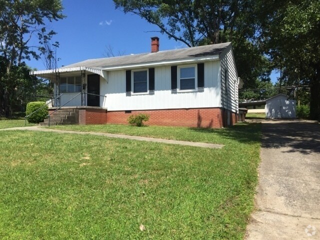 Building Photo - 3 BR with large remodeled kitchen convenie... Rental