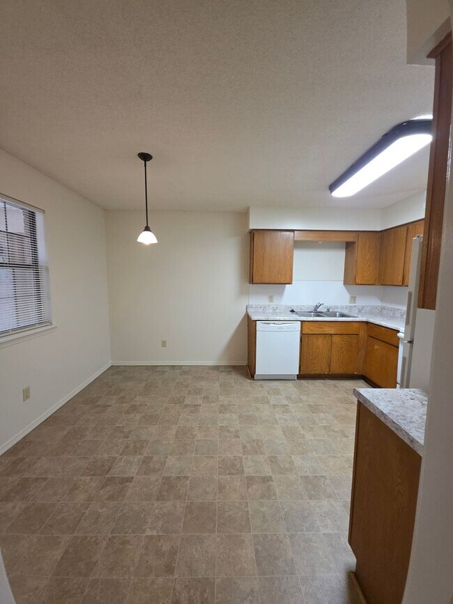 Photo - 611-615 N Greenwich Ave Unit 613