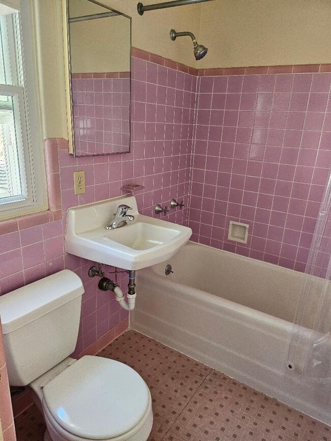Photo - 417 W Kalmia St