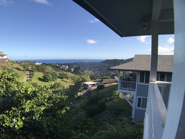 Building Photo - Kaimuki Wilhemina Rise gated home! Spectac...