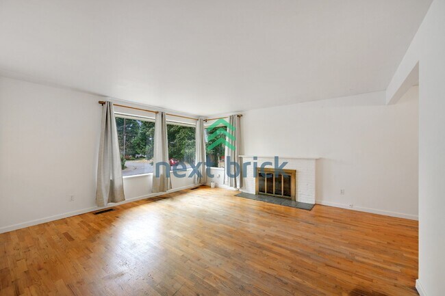 Photo - Charming 3-Bedroom Edmonds Home with 2 Full Baths and Spacious 1982 Sq. Ft. Living Space!