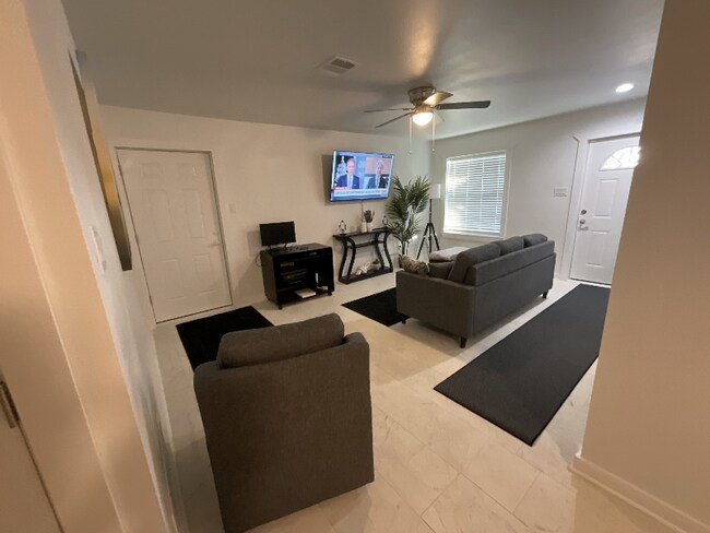 Photo - 1301 E Avenue G Unidad B