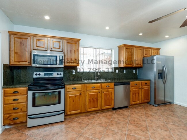 Building Photo - Sam Hughes 4 bedroom, 3 bath home with was...