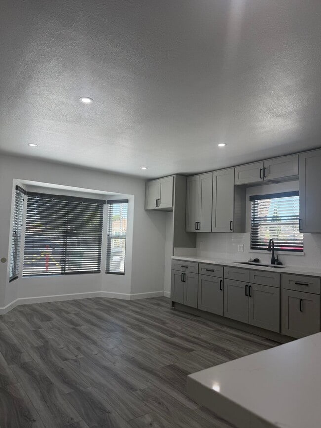 Photo - Butler Unidad 15327 S Butler Ave